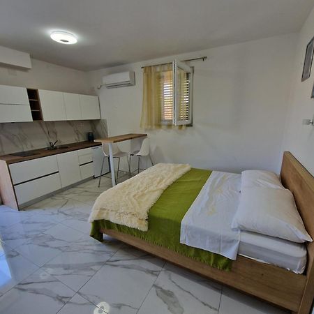 Sunce Apartment Vrbnik Exterior foto